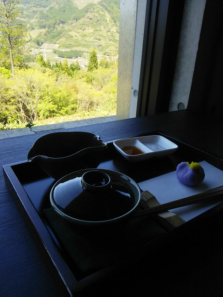 A service of Yame Dentō Hongyokuro — shizuku-cha — set before a window over the tea valley.